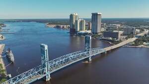 Puente sobre el río en Jacksonville