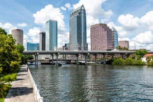 Puente y edificios modernos en Tampa Bay