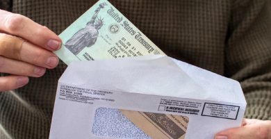Los 8 estados de EE.UU que enviarán CHEQUES de Estímulo en Agosto