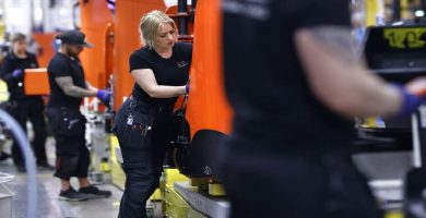 Empleos para latinos en Miami: Esta fábrica solicita operadores nocturno