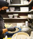 Empleos para latinos: Ofrecen $600 semanal por lavar platos en restaurante de Fort Lauderdale